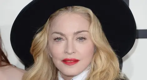 Мадона е получила камшичен удар след падането на сцената /видео/