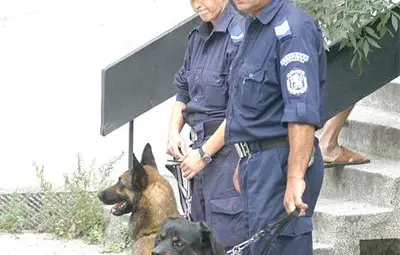 Полицаи с кучета за първия учебен ден