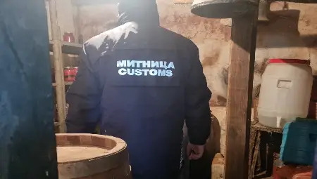 Русенски митничари задържаха над 1500 л ракия без платен акциз в района на Никопол, Дулово и Горна Оряховица