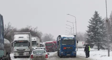 Турски тир препречи пътя за Бяла с невиждана маневра
