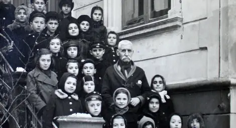 Дарствена снимка с посвещение за Димо П. Смядовски от 26 януари 1943 г. пред дома му в гр. Русе на ул. &bdquo;Духовно възраждане&ldquo; 5 в обкръжението на ученици от 3-то отделение на училище &bdquo;Хр. Ботев&ldquo;