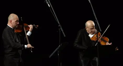 Колоритен музикален разговор споделиха с публиката баща и син Минчеви Колоритен музикален разговор споделиха с публиката баща и син Минчеви