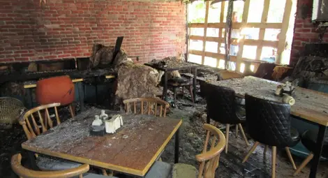 Намериха запалката и тубата с бензин на подпалвачите на заведение до университета