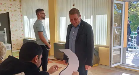 Водачът на листата на ГЕРБ-СДС в Русе адв. Николай Братованов гласува за чист въздух в Русе, за стабилно правителство и ред в държавата Водачът на листата на ГЕРБ-СДС в Русе адв. Николай Братованов гласува за чист въздух в Русе, за стабилно правителство и ред в държавата