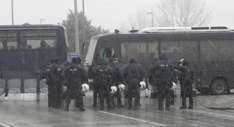 Гръцката полиция затвори изхода на Серес в посока Кулата, спират тракторите на фермерите Гръцката полиция затвори изхода на Серес в посока Кулата, спират тракторите на фермерите