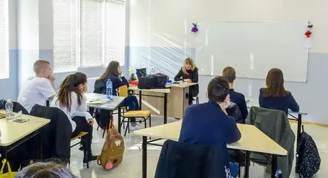 Съдия Ивелина Бонева по време на лекция в СУ &bdquo;Панайот Волов&ldquo; в Бяла на тема &bdquo;Борбата с корупцията&ldquo; в рамките на специализираната образователна програма на ВСС и МОН. Снимка: Сайт на РС-Бяла