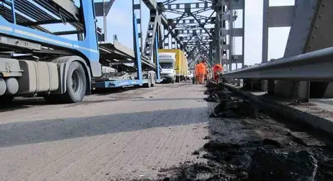 Румъния пълни зеещите фуги на Дунав мост