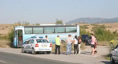 Автобус, пълен с работници, се обърна в канавка, 8 са ранените