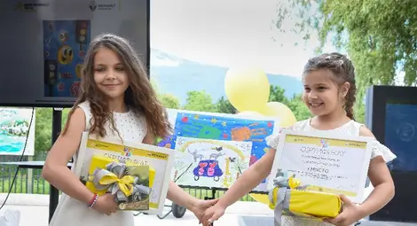 Благилия Димитрова /вдясно/ и Сиана Недева бяха най-добри сред най-малките участници в конкурса. Снимка: „Рено“ Благилия Димитрова /вдясно/ и Сиана Недева бяха най-добри сред най-малките участници в конкурса. Снимка: „Рено“