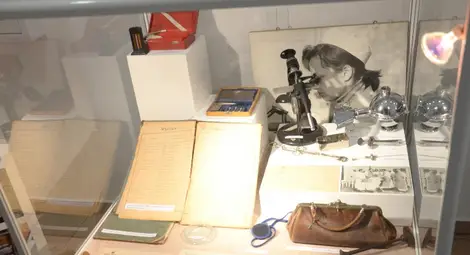 Слушалката и медицинската чанта на д-р Венета Камбурова вече е изложена в музея. 		   Снимка: Красимир СТОЯНОВ