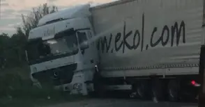 Усукан тир блокира за 6 часа пътя Русе-Бяла