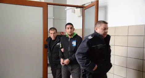 Оставиха в ареста блудствал с три деца