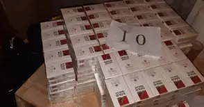 Над 10 мастърбокса нелегални цигари намерени в апартамент в центъра