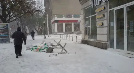 Десетки населени места останаха без ток в първия истински зимен ден