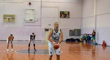 Баскетболистите победиха тим с баща и син в състава