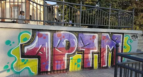 Нови графити има на пасарелката под музея „Баба Тонка“. Снимка: Фейсбук Нови графити има на пасарелката под музея „Баба Тонка“. Снимка: Фейсбук