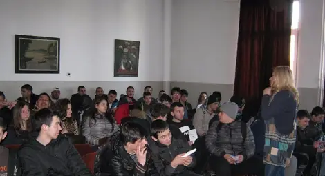 Гимназисти от &bdquo;Буров&ldquo;  влязоха в час с данъците