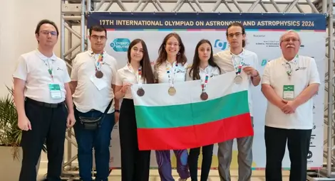 Пет медала спечелиха от Международната олимпиада по астрономия и астрофизика в Бразилия, сред които е и Елена Йорданова /третата от дясно наляво/. Снимка: Сдружение на олимпийските отбори по природни науки