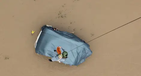 Вижте драматични кадри от днешните евакуации (ВЪЗДУШНИ СНИМКИ)