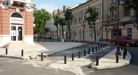 Странните колчета пред &bdquo;Булстрад&ldquo; ще пазят новата велоалея