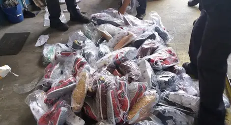 Дрехи и парфюми от световни марки задържани на Дунав мост