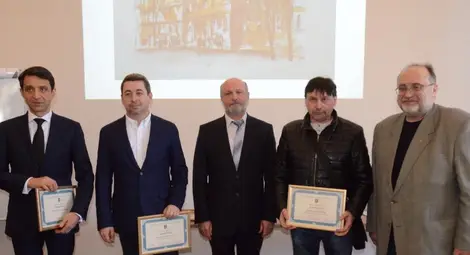 Грамоти получиха дарители на Математическата, чиято щедрост се оценява и помни в гимназията. 							             Снимка: Красимир СТОЯНОВ