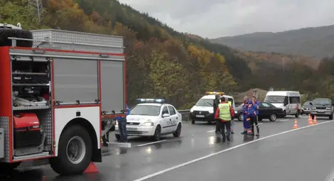 "Голф" се натресе в спрял ТИР, двама пострадаха тежко