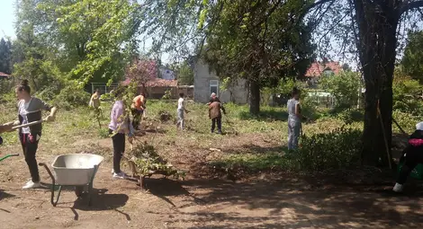 Доброволци почистиха занемарена детска площадка