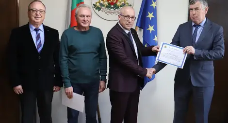 Шефовете на Автомобилна администрация и ТОЛ управлението Венцислав Шахънов и Димитър Вълков с грамоти от областния управител на Русе Данаил Ковачев