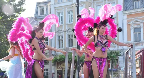 Три лъча маскирани русенци  повеждат карнавала в събота