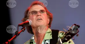 Кънтри Джо Макдоналд, рок звезда от 60-те години и икона на протестната контракултура, почина на 84-годишна възраст