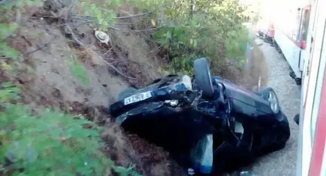 Влак едва не прегази преобърнал се заради висока скорост форд