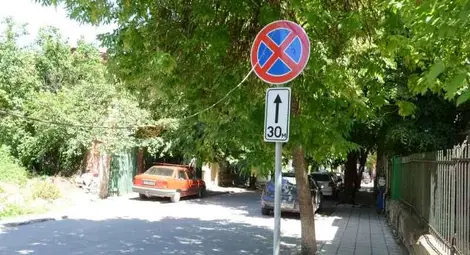 Тарикати обезвреждат паяка с паркиране под кабели и дървета