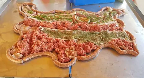 Майстори на ножа от &bdquo;Голямо Враново&ldquo; правят карта на България на световното по транжиран