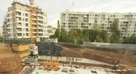 Митко Пайнера бетонира детска площадка в "Младост" 4