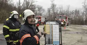 Новата техника на Пожарната спаси от срутване пламнала къща