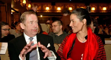 Милена Кънева с Вацлав Хавел, от когото получава наградата от фестивала &bdquo;Един свят&ldquo;.