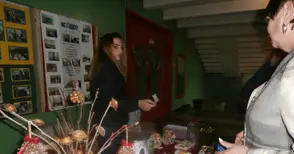 Ученици изработиха украшения от дунавски охлюви и камъчета за коледния си базар