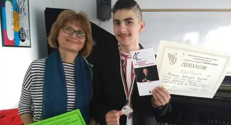 Дими с преподавателката си Красимира Иванова.Снимки: НУИ