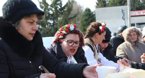В Долапите правят най-хубавата греяна ракия, в Сребърна - зелева чорба