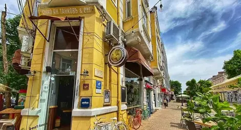 Промени в наредба освобождават 1.5 м за пешеходци пред заведенията