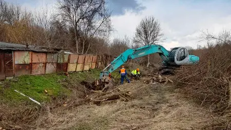 Продължава превантивното почистване на деретата в община Русе