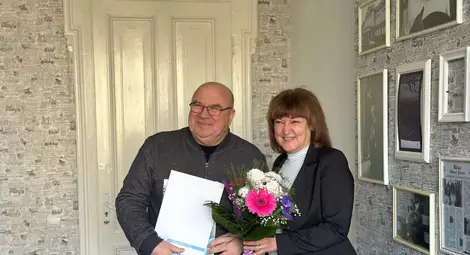 Зам.-кметът на Русе Енчо Енчев поздрави директорката на Регионалната библиотека Теодора Евтимова за 137 г. от основаването на институцията