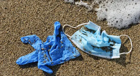 Употребявани защитни маски и ръкавици замърсяват плажовете по света