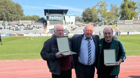 Стотици русенци дойдоха на градския стадион да отбележат 50 години от победата на „Дунав“ над „Рома“ Стотици русенци дойдоха на градския стадион да отбележат 50 години от победата на „Дунав“ над „Рома“