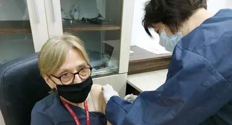 25 медици в болница &bdquo;Канев&ldquo;  получиха първата доза ваксина