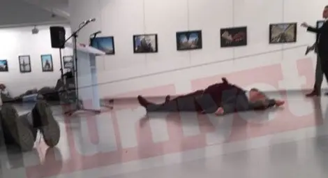 Ново ВИДЕО от покушението срещу руския посланик в Анкара