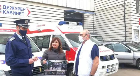 Административният директор на &bdquo;Медика Русе&ldquo; Алисе Муртезова прие с благодарност дарението.          Снимка:&ldquo;Медика Русе&ldquo;