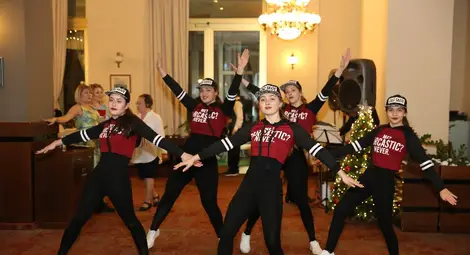 С шампанско и Дядо Мраз руснаците  посрещнаха Старата Нова година