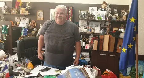 С тениска с номер 67 и широка усмивка Иван Григоров приемаше гости и благопожелания.								                  Снимка: Авторът